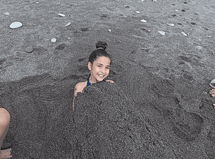 "На пляжу в песке лежу"